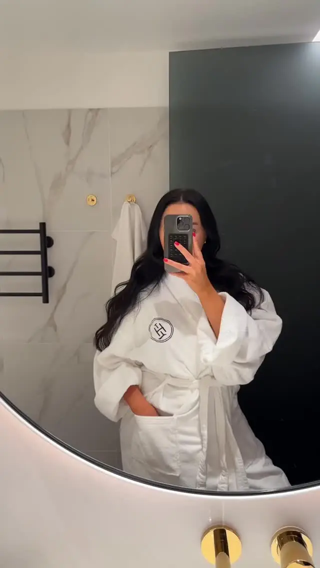 Kliendid küsivad ja meie vastame ehk “Millises järjekorras Pure repair tooteid kasutama peab ning milleks on vajalik Pure repair detangler ning kas ilma selleta ka saab?”🧖🏽‍♀️🫧

Pure repair intensiivne juuste botox hoolitsus annab tugevalt kahjustunud ja murdunud juustele tagasi nende pehmuse, sära ja tugevuse ning täielikuks hoolitsuseks, tuleks kasutada kõiki sama sarja tooteid!

1. Shampoonita juuksed Pure repair shampooniga

2. Kanna rätikukuivadele juustele detangler ning kammi õrnalt läbi, lase spreil 3-5 minutit mõjuda. Detangler sprei harutab lahti pusad ning valmistab juuksed intensiivseks maskiks ette, see tagab kõikide kasulike ja toimivate koostisosade imendumise!

3. Loputa detangler juustest ning kanna juustele Pure repair intensiivne mask. Lase 10 minutit mõjuda ja loputa juuksed hoolikalt

4. Viimistle vastavalt soovile, aga ära unusta kuumtöödeldes juukseid kuumakaitsega kaitsta!

5. Tunneta erinevust ja naudi siidiselt pehmeid ja tugevaid juukseid.

#juuksehooldus #juuksurtallinnas #salongitooted #haircareroutine #juuksed #hairbaseestonia #juuksuriteühendus #phlaboratories #juuksur #purerepair #juustebotox